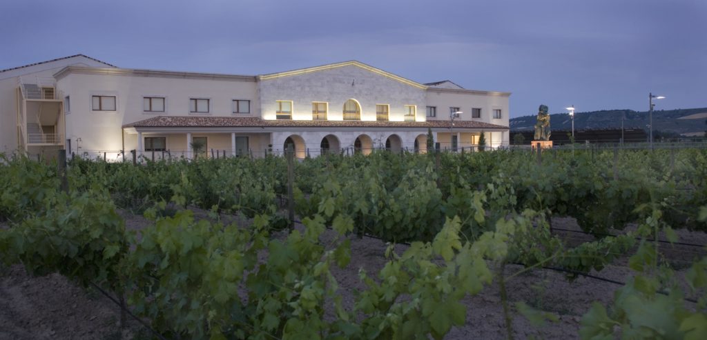 bodega emina por la noche