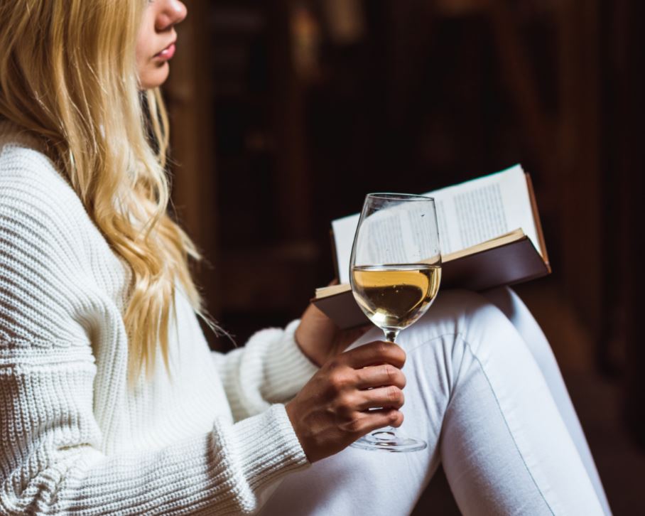 copa de vino y libro