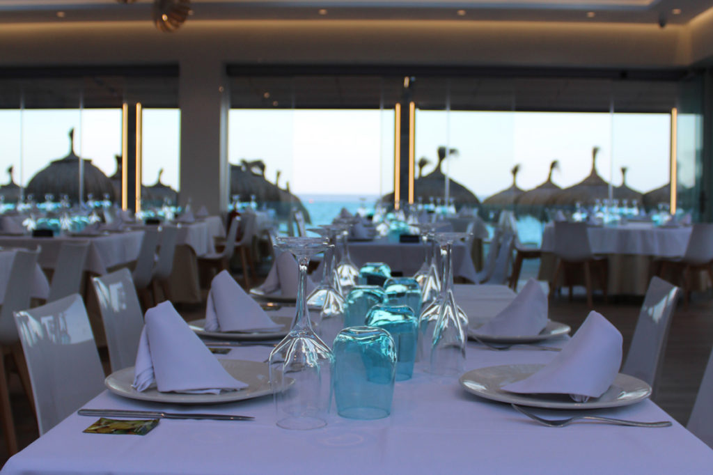 Restaurante-La-Caracola-y-al-fondo-el-mar