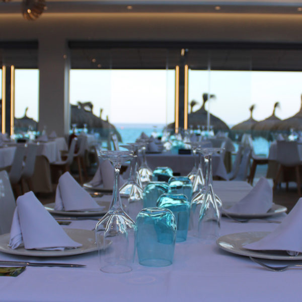 Restaurante-La-Caracola-y-al-fondo-el-mar